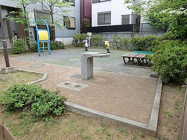 下田町杉並公園まで357m、住宅街のコンパクトな公園です。きれいに整備された気持ちの良い空間で遊べます。