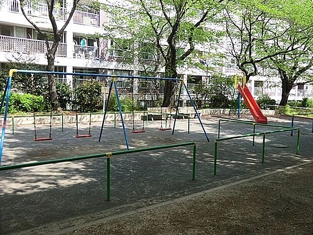 篠原町公園まで956m、集合住宅の間にある細長い敷地の公園。きれいに整備された気持ちの良い空間で遊べます。
