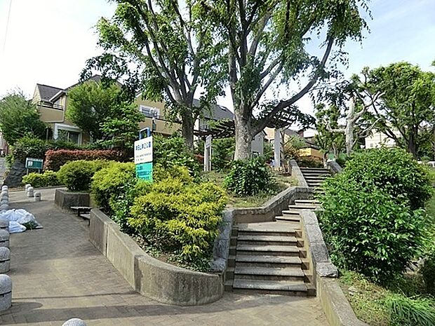 津田山第2公園まで277m、住宅街の比較的広めな公園です。遊び場にはスプリング遊具・スイング遊具、複合遊具があります。
