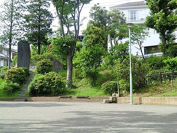 津田山公園まで354m、住宅街の十分な広さの公園です。公園の設備にはトイレがあります。遊び場には鉄棒があります。