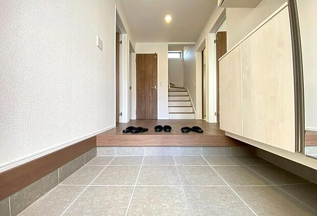 《玄関》　■玄関を開けると、エントランスホールがお出迎え。上がりがまちやシューズボックスがゆったりと構え、心地よさに包まれます。
