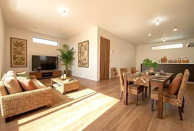 《リビングダイニング》　■本画像は家具家電や小物の配置をCGで作成しており、実際に現地に家具家電や小物は置かれておりません。また、価格に家具家電や小物は含まれておりません。