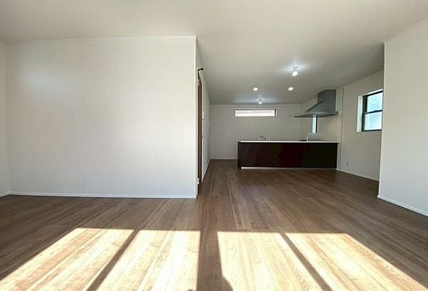 《リビングダイニング》　■寛ぎとご家族とのコミュニケーションを育む居心地のよい場所。この明るい空間は家族に安らぎを与えて、落ち着いた心地よい空間になるでしょう。