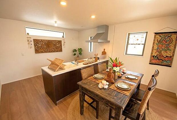 《ダイニングキッチン》　■人気の対面キッチン。家族団らんの食卓。本画像は家具家電や小物の配置をCGで作成しており、実際に現地に家具家電や小物は置かれておりません。また、価格に含まれておりません。