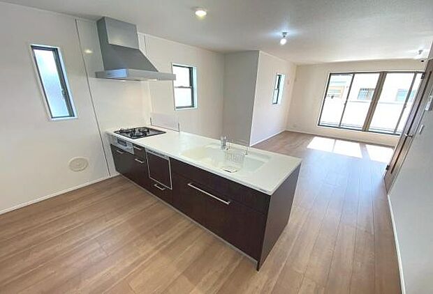 《システムキッチン》　■家族が集う楽しく親子の会話も弾む対面キッチン。明るく清潔で使い勝手のいいキッチンには、いつも家族の笑顔があふれています。