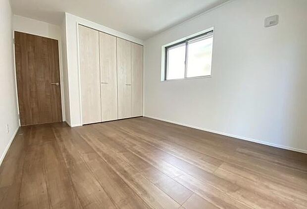 《子供部屋》　■お子様の成長を優しく見守る、明るい子供部屋。遊んだり、学んだり、時には一人の時間を過ごしたりと健やかな毎日を育む大切な場所。未来への第一歩を育む、かけがえのない空間です。