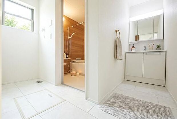 《洗面化粧台》■洗練されたデザインのおしゃれな洗面化粧台。広々とした空間が、贅沢なひとときを演出します。快適さと美しさを兼ね備えた洗面所（小物をCGで作成、実際に小物は配置されていません）