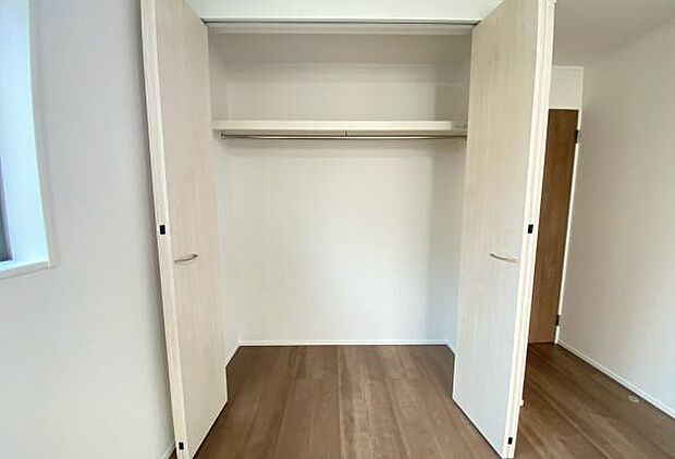 《収納》　■室内をいつもすっきり保てる、収納力のあるクローゼット。ハンガーパイプと棚板で衣類の整理整頓がしやすく、日々の暮らしをスマートにサポートします。