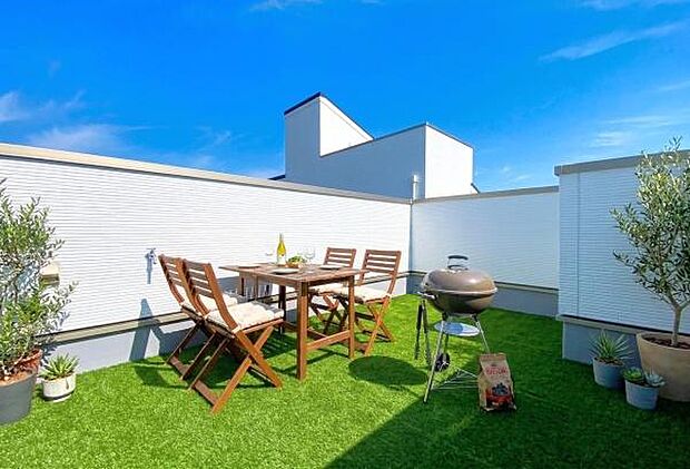 《ルーフバルコニー》　■本画像は家具や小物（食料品含む）の配置をCGで作成しており、実際に現地に家具や小物（食料品含む）は置かれておりません。また、価格に家具や小物（食料品含む）は含まれておりません。