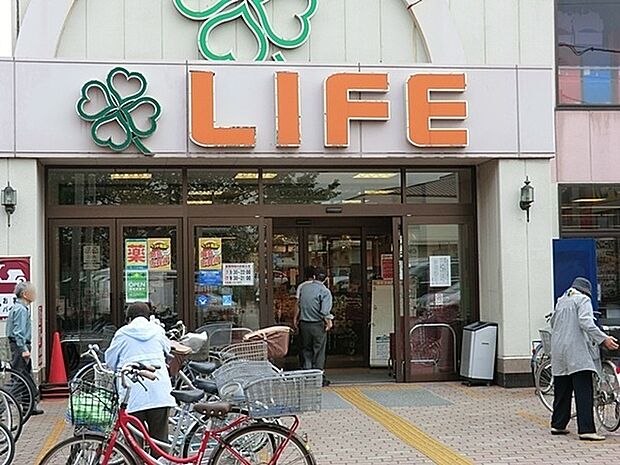 ライフ川崎桜本店まで576m、広い店内は、所狭しと商品が陳列してあります。お目当てのモノもきっと見つかる宝探し。ゆっくりお買い物を楽しめます。