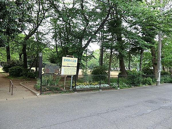 宮崎第四公園まで439m、広い園内には野球のグラウンドがあります。ブランコや滑り台付きの複合遊具などもあり、小さな子供も思い切り遊ぶことができます