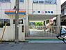 周辺：小鳩幼稚園まで336m、万が一の事故から子どもたちを守るため、柔らかいクッション性でしっかりと衝撃を吸収する、安全性の高い人工芝を導入。