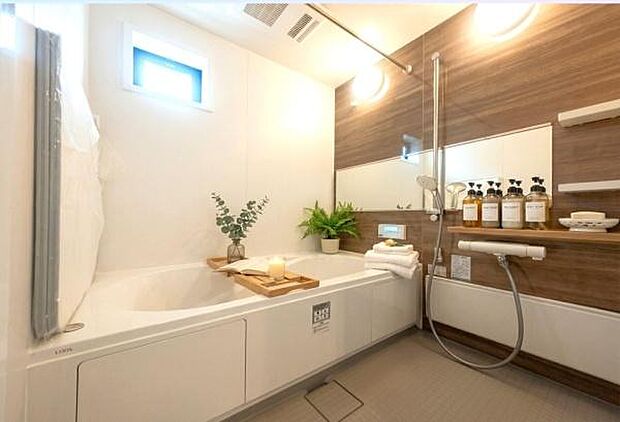《同仕様 浴室》 ■ホテルライクな上質バスタイムが毎日叶う!温もりと清潔感が融合した広々浴室。湯船に身を沈めれば、疲れが溶けていく贅沢なひとときを。