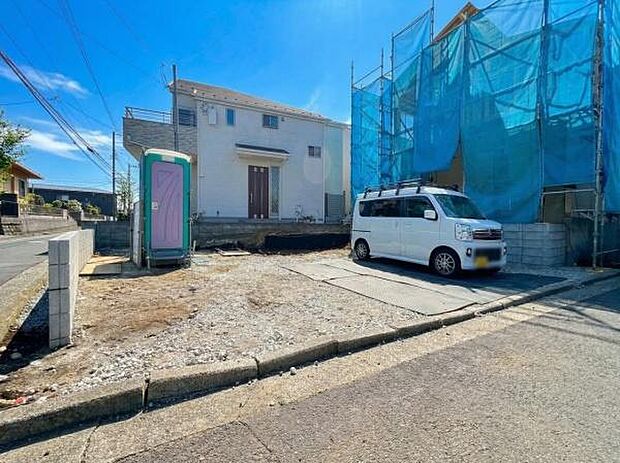 《駐車場》 ■駐車場3台可能。前面道路が広く、間口もゆったり。駐車が苦手なママもらくらく停められます。