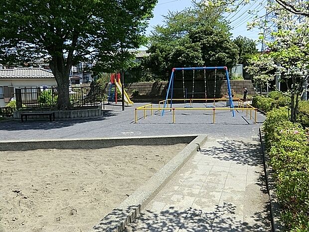 都筑が丘第九公園まで755m、きれいに整備された気持ちの良い空間で遊べます。ブランコや滑り台があります。