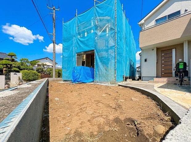 《庭》 ■青空の下に広がる、まっさらな土。植える木も、咲かせる花も、すべてあなたが決める。家族の笑顔と一緒に育てる、自分だけのガーデン。