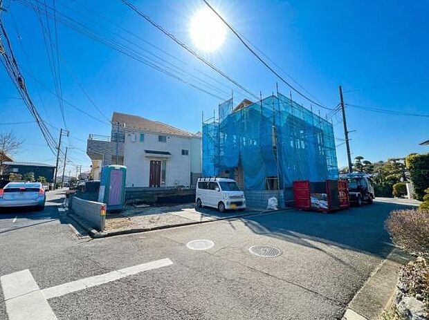 《外観》 ■一戸建ての多いエリア、静かで落ち着いた雰囲気。シンプルで美しいフォルム空気までクリーンになるような佇まい。心地よいライフスタイルが実現できるそんな予感。