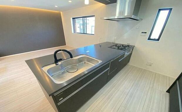 《システムキッチン》 ■家族が集う楽しく親子の会話も弾むペニンシュラキッチン。明るく清潔で使い勝手のいいキッチンには、いつも家族の笑顔があふれています。