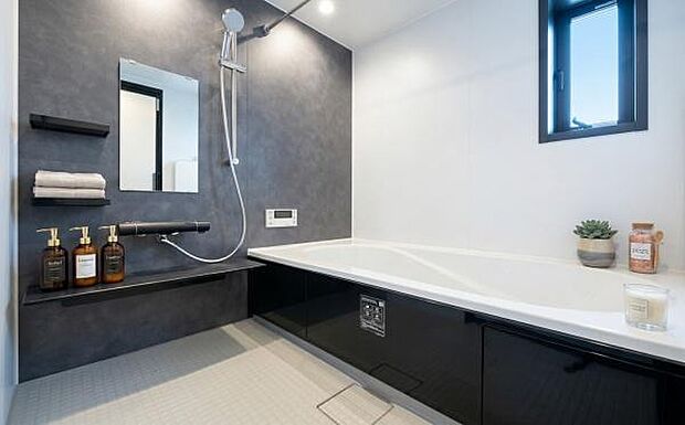 《浴室》 ■ホテルライクな上質バスタイムが毎日叶う!温もりと清潔感が融合した広々浴室。湯船に身を沈めれば、疲れが溶けていく贅沢なひとときを。(小物をCGで作成、実際に小物は配置されていません)