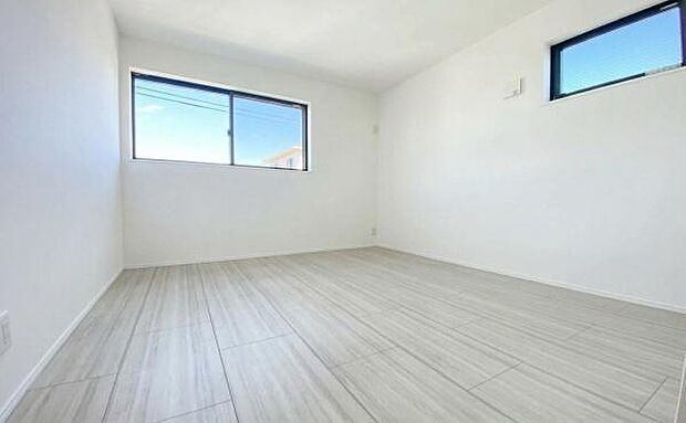 《洋室》 ■お子様の成長を優しく見守る、明るい子供部屋。遊んだり、学んだり、時には一人の時間を過ごしたりと健やかな毎日を育む大切な場所。未来への第一歩を育む、かけがえのない空間です。