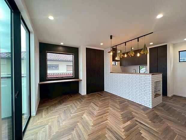 《リビングダイニング》 ■ご家族でゆったりとした時間を過ごす場所です。