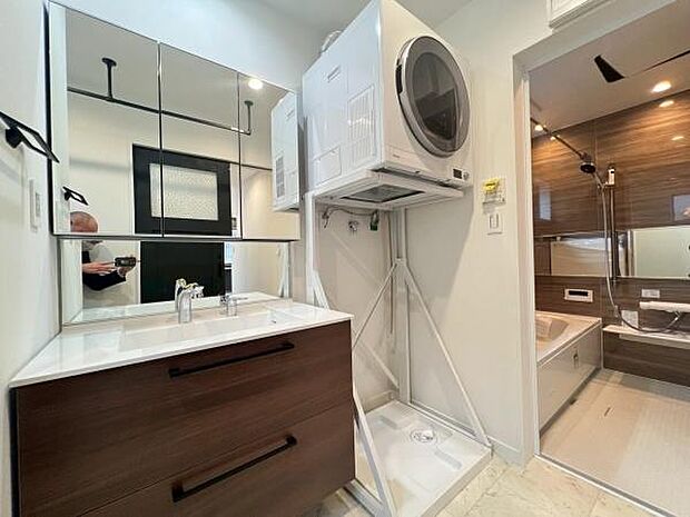 《洗面化粧台》 ■使いやすいシャープなデザインの洗面化粧台。