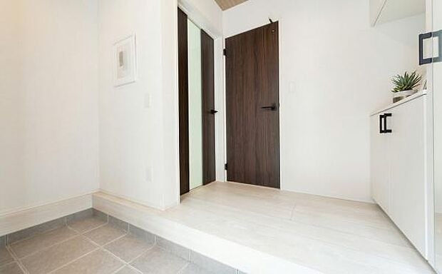 《玄関》 ■玄関を開けると、エントランスホールがお出迎え。上がりがまちやシューズボックスがゆったりと構え、心地よさに包まれます。