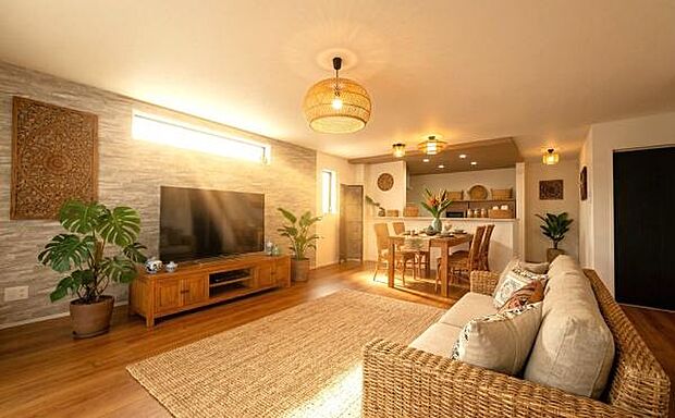 《リビングダイニング》　■本画像は家具家電や小物の配置をCGで作成しており、実際に現地に家具家電や小物は置かれておりません。また、価格に家具家電や小物は含まれておりません。