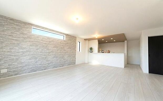 《リビングダイニング》 ■大画面TVも余裕、インテリアプランが考えやすいワイドなリビング。家族がしぜんに集まる広さ、お子様が思わず走り出す大空間。