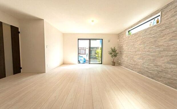 《リビングダイニング》 ■開放的で広いリビング。のびのびとくつろげるリビングは、家族のコミュニケーションの場として、みんなが集まる憩いの場所に。