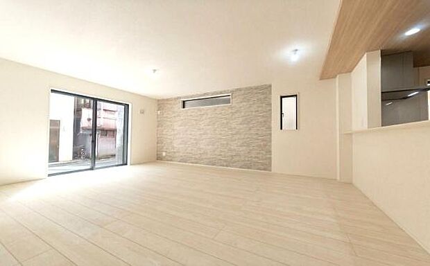 《リビングダイニング》 ■上質な時間を育む暮らしのメインステージ。寛ぎとご家族とのコミュニケーションを育む居心地のよい場所。この明るい空間は家族に安らぎを与えて、落ち着いた心地よい空間になるでしょう。