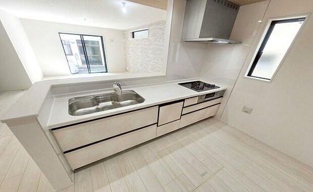 《システムキッチン》 ■家族が集う楽しく親子の会話も弾む対面キッチン。明るく清潔で使い勝手のいいキッチンには、いつも家族の笑顔があふれています。