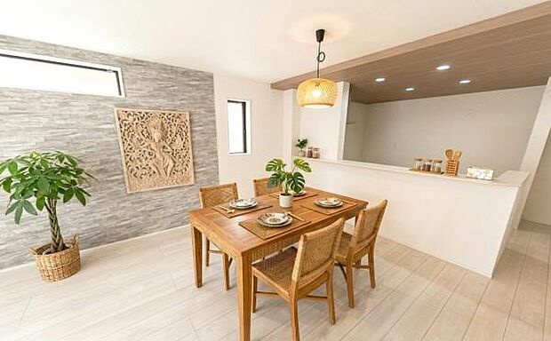 《ダイニングキッチン》 ■人気の対面キッチン。家族団らんの食卓。本画像は家具家電や小物の配置をCGで作成しており、実際に現地に家具家電は置かれておりません。また、価格に家具家電は含まれておりません。