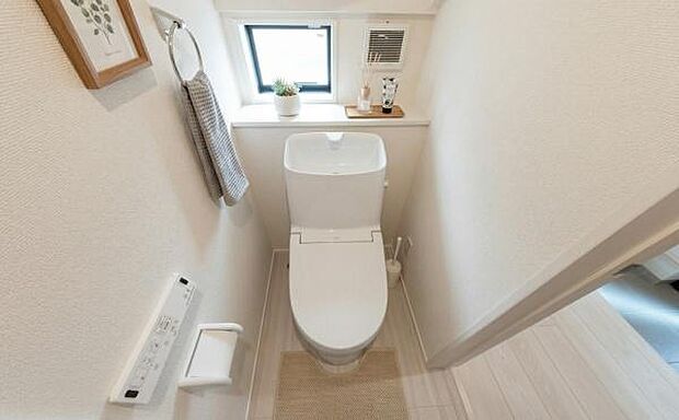 《トイレ》 ■清潔感あふれる温水洗浄便座付きトイレ。ナチュラルな雑貨が彩る癒しの空間は、毎日の暮らしに心地よいゆとりをもたらします。(小物をCGで作成、実際に小物は配置されていません)