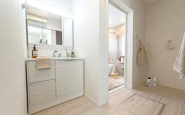 《洗面化粧台》■洗練されたデザインのおしゃれな洗面化粧台。広々とした空間が、贅沢なひとときを演出します。快適さと美しさを兼ね備えた洗面所(小物をCGで作成、実際に小物は配置されていません)