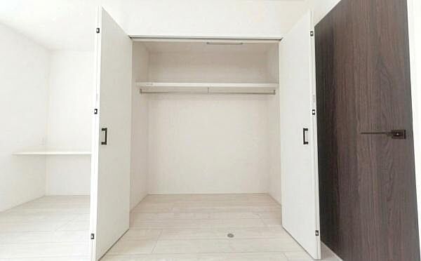 《収納》　■室内をいつもすっきり保てる、収納力のあるクローゼット。ハンガーパイプと棚板で衣類の整理整頓がしやすく、日々の暮らしをスマートにサポートします。