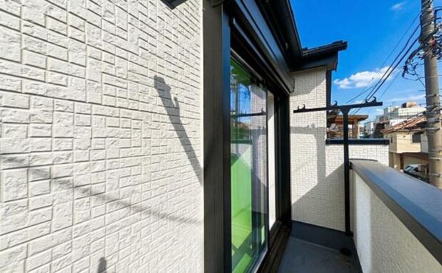 《バルコニー》 ■陽当りも良く、洗濯物も良く乾きそうです。