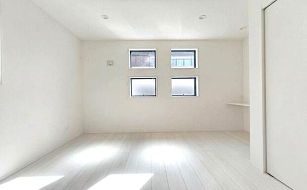 《洋室》 ■ナチュラルトーンのフローリングと白壁が織りなす、明るく温かな洋室。窓から差し込む柔らかな光が、日々の暮らしをやさしく包み込みます。