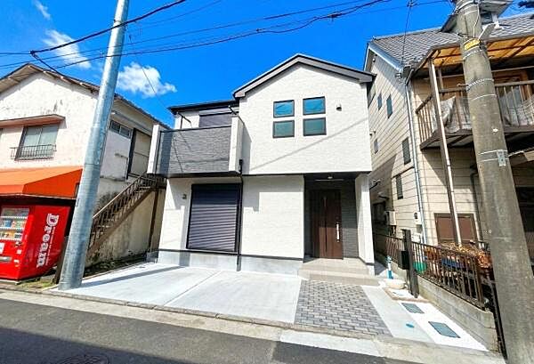 《外観》　■家族みんなが落ち着ける場所。明るい空間で心も暖か、朝から爽やかな気分。寝る時も包みこまれるようにふんわりと。家にいることが心と体に優しい暖かな暮らし。