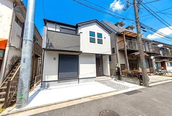 《外観》　■低層の住宅が立ち並ぶ住宅地内に佇む、スタイリッシュな外観のお住まいです。前面道路の幅員が広く、道路と敷地の間に高低差がないのでお車の出し入れしやすい立地です。