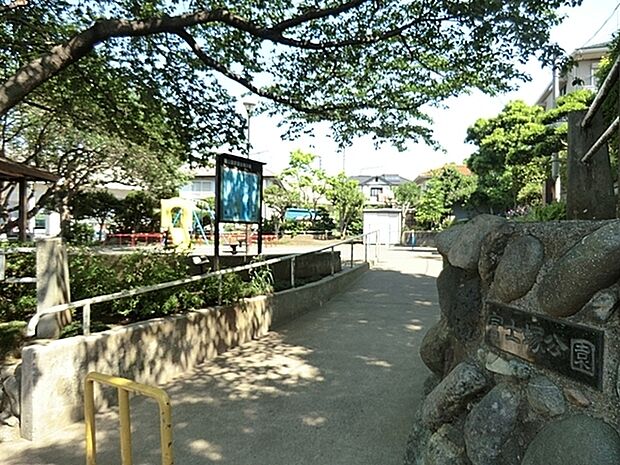 富士塚公園まで1340m、小さな公園ですが、富士塚城の記念碑があります。