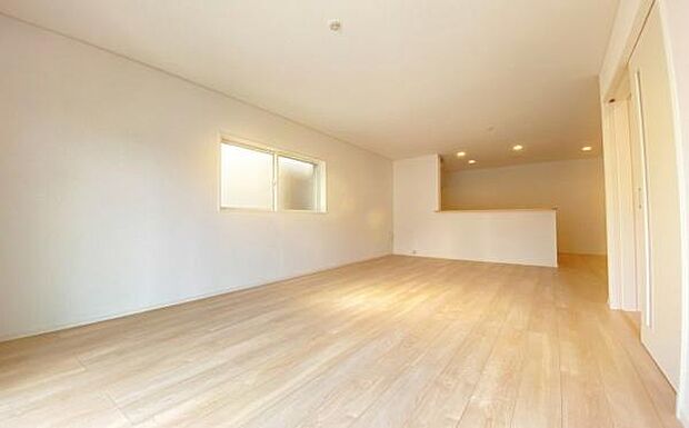 《リビングダイニング》 ■落ち着いた雰囲気で、大人の気品漂うLDK。居住中のため室内に家具家電や小物がありますが、本画像は家具家電や小物の配置をCGで作成しております。