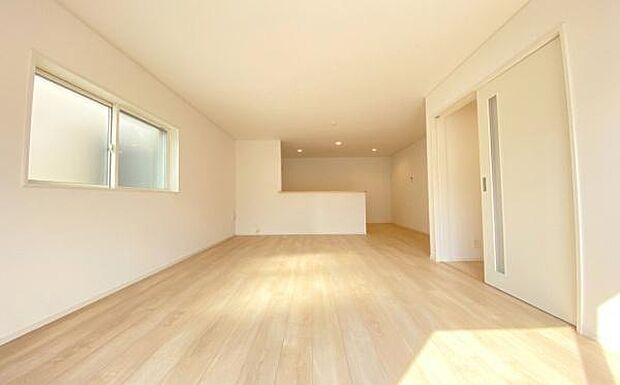 《リビングダイニング》 ■寛ぎとご家族とのコミュニケーションを育む居心地のよい場所。この明るい空間は家族に安らぎを与えて、落ち着いた心地よい空間になるでしょう。