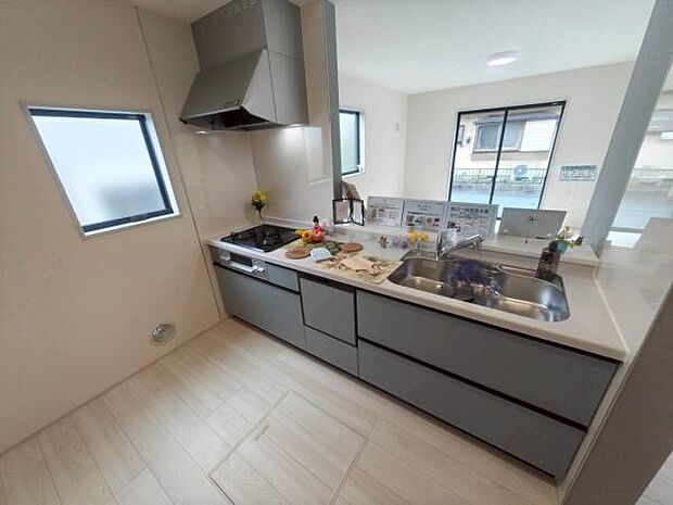 《システムキッチン》　家族が集う楽しく親子の会話も弾む対面キッチン。明るく清潔で使い勝手のいいキッチンには、いつも家族の笑顔があふれています。