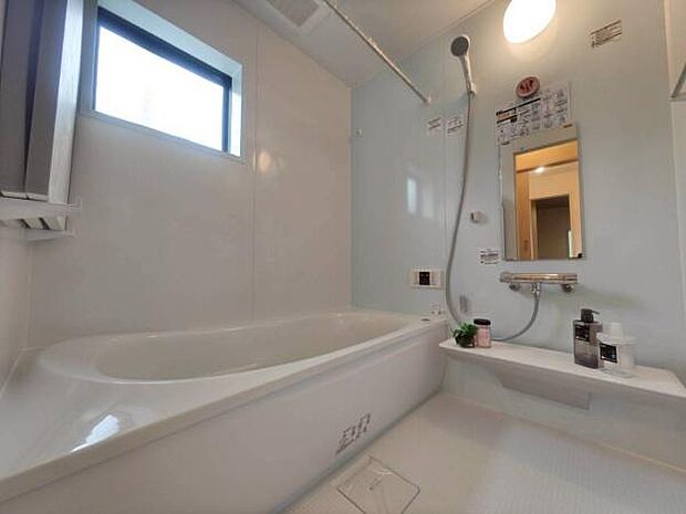 《浴室》　バスルームは一日の疲れを癒す居心地の良い空間です。