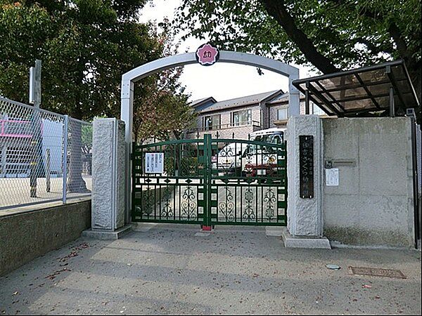 日吉さくら幼稚園まで644m、一年間のお茶のお稽古と三年間の陶器（焼き物）作り、自分で作った卒園制作作品の抹茶茶碗でお茶会を開き、お茶を立てます。