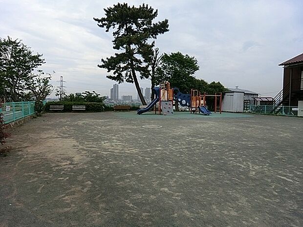 井田伊勢台公園まで569m、住宅に囲まれていますが、高台にあり見晴らしの良い公園です。簡易アスレチック付滑り台があります。