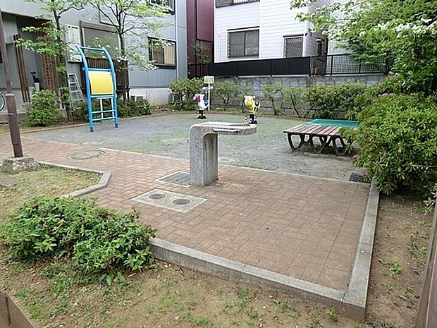 下田町杉並公園まで357m、住宅街のコンパクトな公園です。きれいに整備された気持ちの良い空間で遊べます。