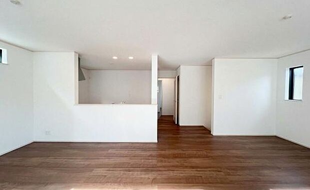 《リビングダイニング》　■上質な時間を育む暮らしのメインステージ。寛ぎとご家族とのコミュニケーションを育む居心地のよい場所。この明るい空間は家族に安らぎを与えて、落ち着いた心地よい空間になるでしょう。