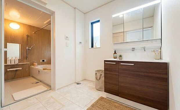 《洗面化粧台》■洗練されたデザインのおしゃれな洗面化粧台。広々とした空間が、贅沢なひとときを演出します。快適さと美しさを兼ね備えた洗面所（小物をCGで作成、実際に小物は配置されていません）